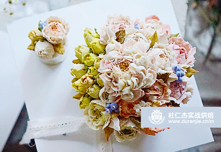 高級烘焙西點(diǎn)蛋糕裱花生日蛋糕培訓(xùn)哪里學(xué)作品欣賞17563