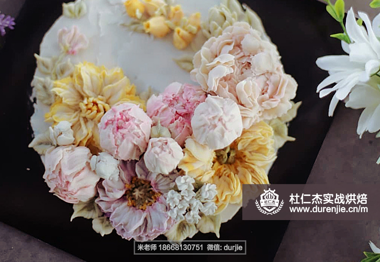 學(xué)習(xí)制作蛋糕,蛋糕培訓(xùn)學(xué)校,糕點(diǎn)培訓(xùn)學(xué)員作品豆沙裱花