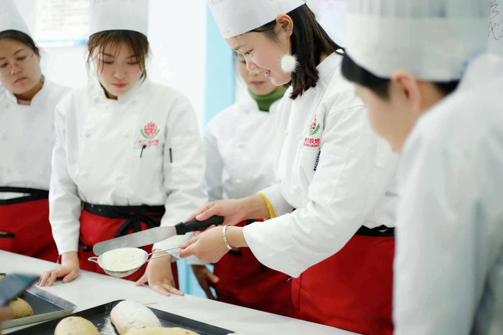 蛋糕西點培訓班、學蛋糕烘焙培訓的學費